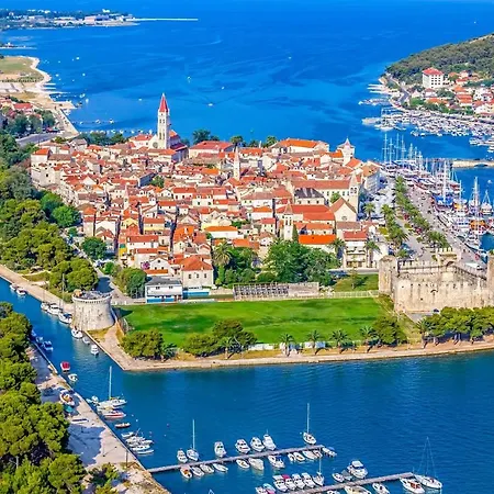 Apartment A 2 - Seafront With Balcony 1 Min To Trogir