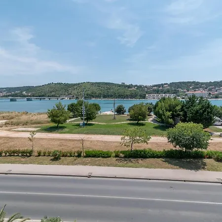 A2 - Seafront With Balcony 1 Min To Apartman Trogir