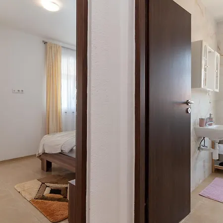 A 2 - Seafront With Balcony 1 Min To Trogir