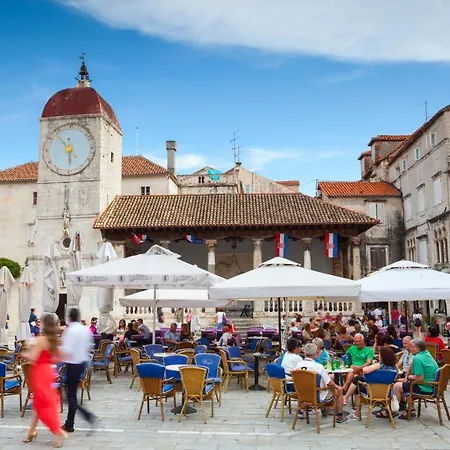 A 2 - Seafront With Balcony 1 Min To Trogir