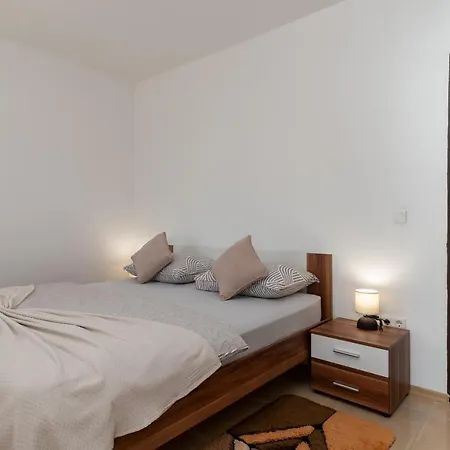A 2 - Seafront With Balcony 1 Min To Trogir