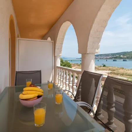 Apartment A 2 - Seafront With Balcony 1 Min To