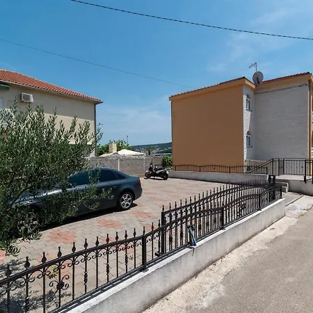 Apartment A 2 - Seafront With Balcony 1 Min To Trogir