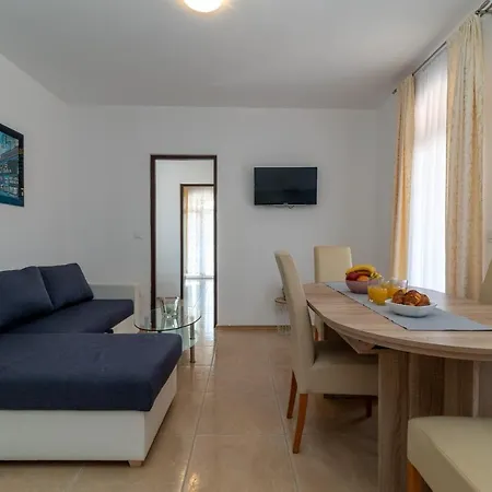 Apartman A2 - Seafront With Balcony 1 Min To *