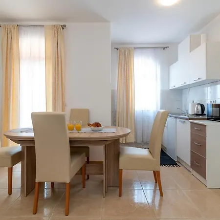 A2 - Seafront With Balcony 1 Min To * Trogir