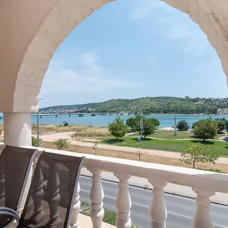 A2 - Seafront With Balcony 1 Min To Apartamento