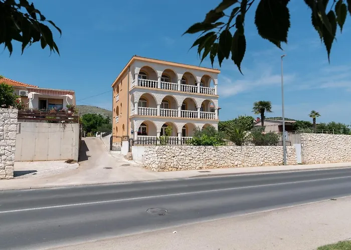 A2 - Seafront With Balcony 1 Min To * Trogir