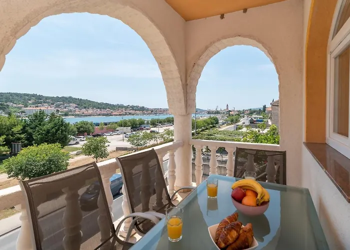 A2 - Seafront With Balcony 1 Min To Apartamento Trogir