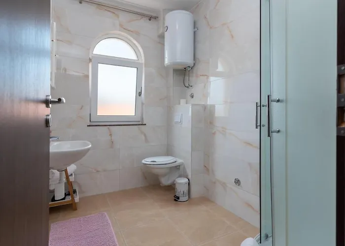 A2 - Seafront With Balcony 1 Min To