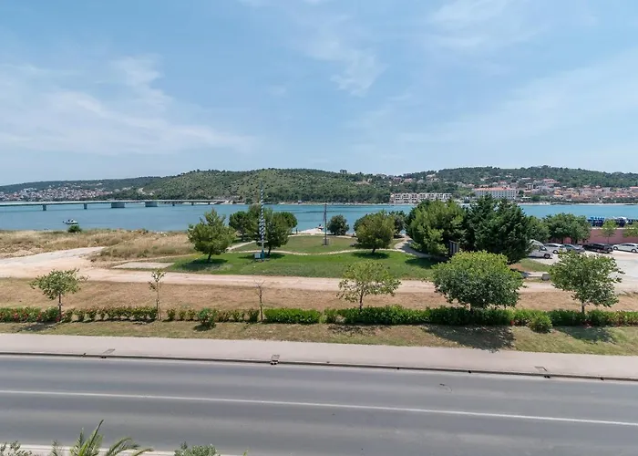 A2 - Seafront With Balcony 1 Min To Apartamento Trogir